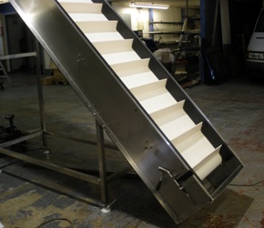 incline conveyor for loose food products with flights